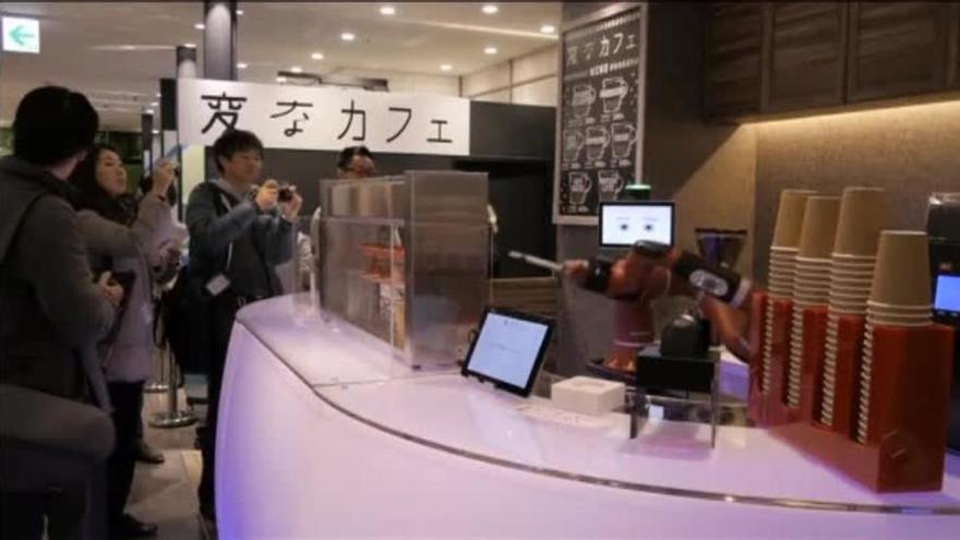 Un camarero robot sirve cafés en Tokio