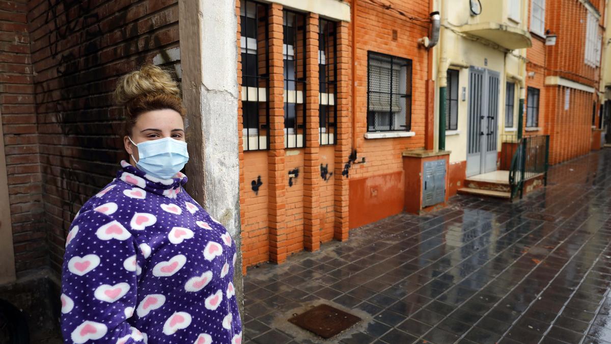 Tania Romero, junto a la puerta de su casa en la Fuensanta