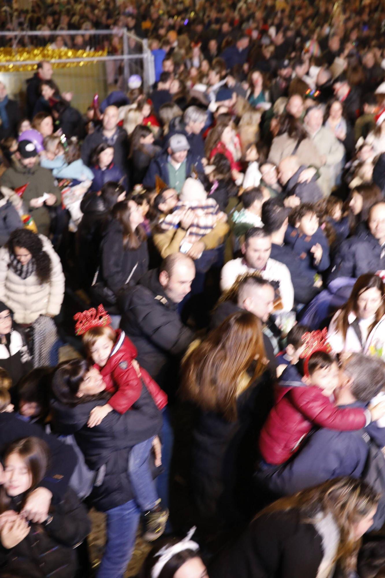 En imágenes: así han celebrado los más pequeños las 'Pequecampanadas' en la Plaza Mayor