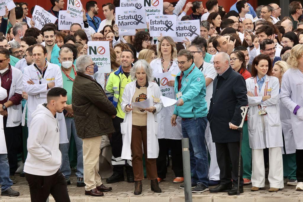 La protesta de los médicos contra el Estatuto Marco de Sanidad a las puertas de la Arrixaca, en imágenes