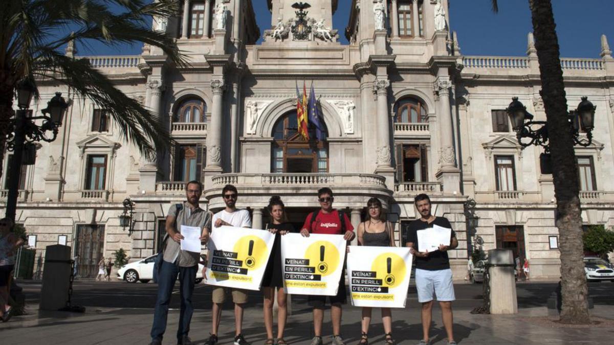 Protesta ante el ayuntamiento contra la turistificación. | LEVANTE-EMV