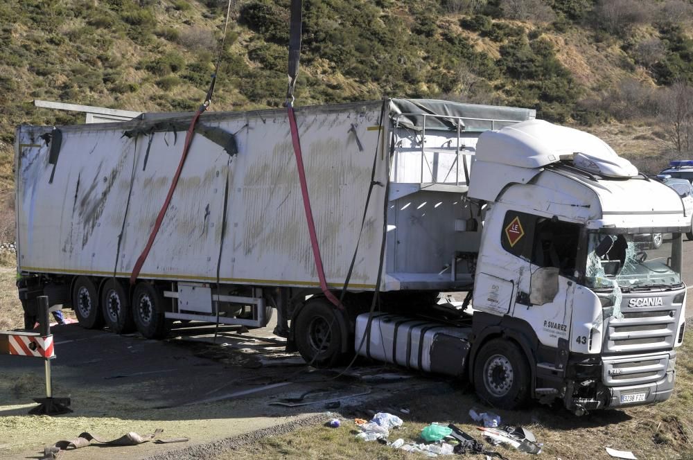 El vuelco de un camión obliga a cortar la carretera de Pajares