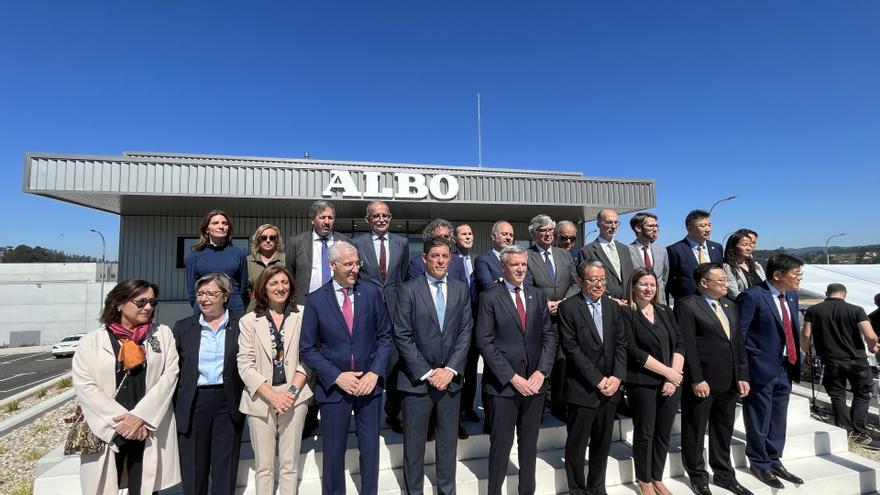 Rueda y Besteiro, entre otras autoridades, junto a directivos de Albo, hoy en la inauguración de la planta