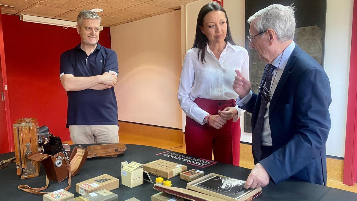 La consejera Carmen Conesa y el catedrático Cristóbal Belda, durante el acto de recepción oficial del legado fotográfico.