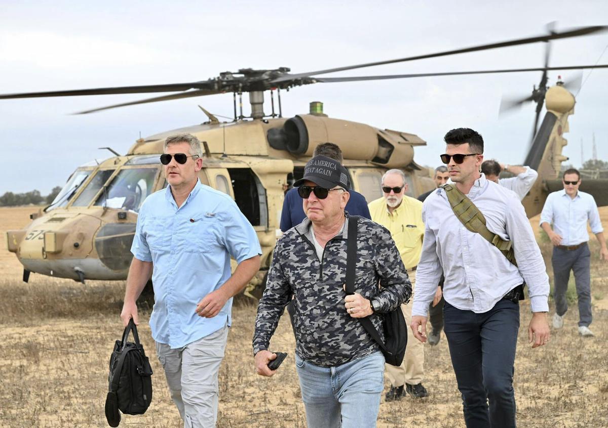 El enviado especial de la Casa Blanca, Steve Witkoff, en el centro, visita un centro de distribución de alimentos gestionado por la Fundación Humanitaria de Gaza, una organización respaldada por Estados Unidos y aprobada por Israel, en la ciudad de Gaza