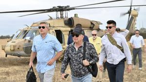 El enviado especial de la Casa Blanca, Steve Witkoff, en el centro, visita un centro de distribución de alimentos gestionado por la Fundación Humanitaria de Gaza, una organización respaldada por Estados Unidos y aprobada por Israel, en la ciudad de Gaza