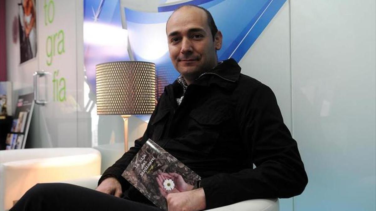Iván Sánchez, con el libro del que están extraidos los textos de la exposición de Laura en Plasencia.