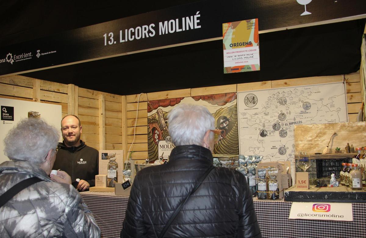 David Bartrina, de Licors Moliné, donant a conèixer el seu producte i fent-lo tastar