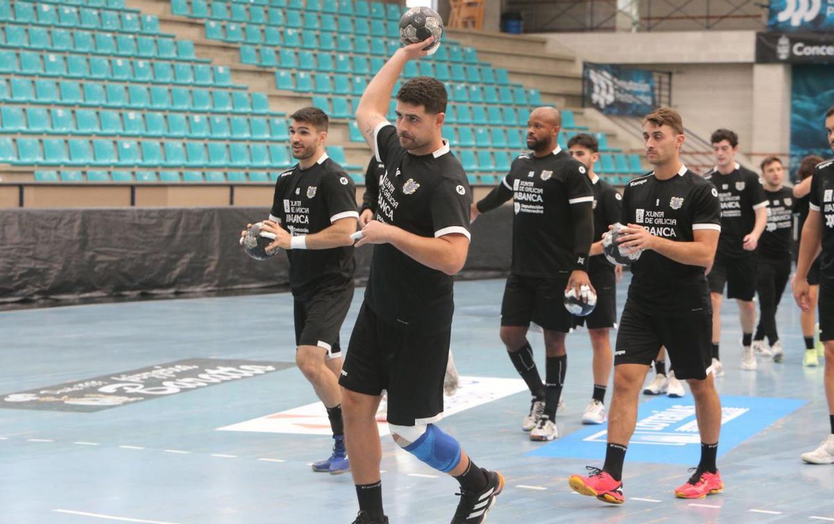 Jugadores del Cangas en una sesión de lanzamientos en O Gatañal.