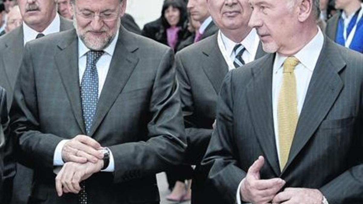 El presidente Mariano Rajoy y Rodrigo Rato, cuando este último era máximo responsable de Bankia, en un acto en Madrid, el 6 de marzo del 2012.