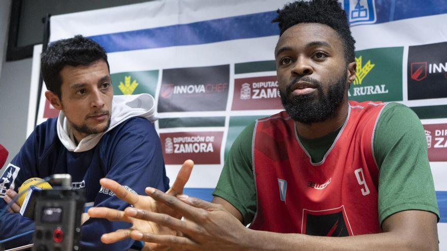 Namdi, junto al entrenador Saulo Hernández