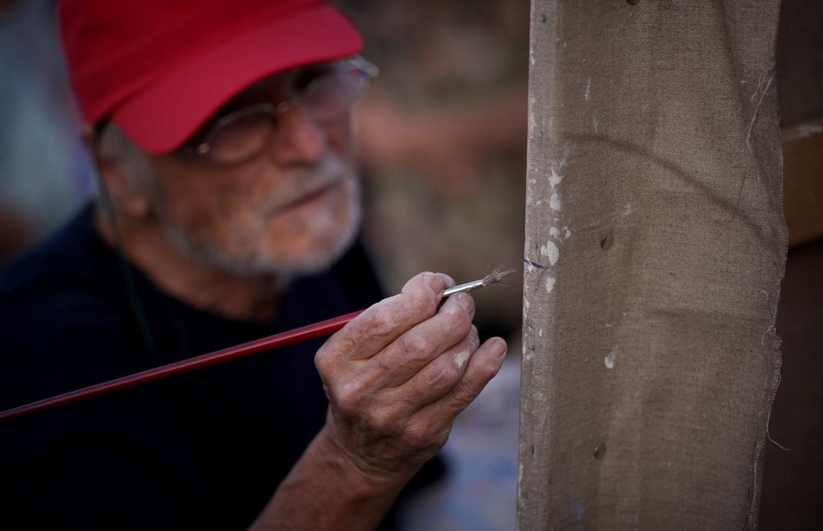 El pintor Antonio López crea una de sus obras en la Puerta del Sol.