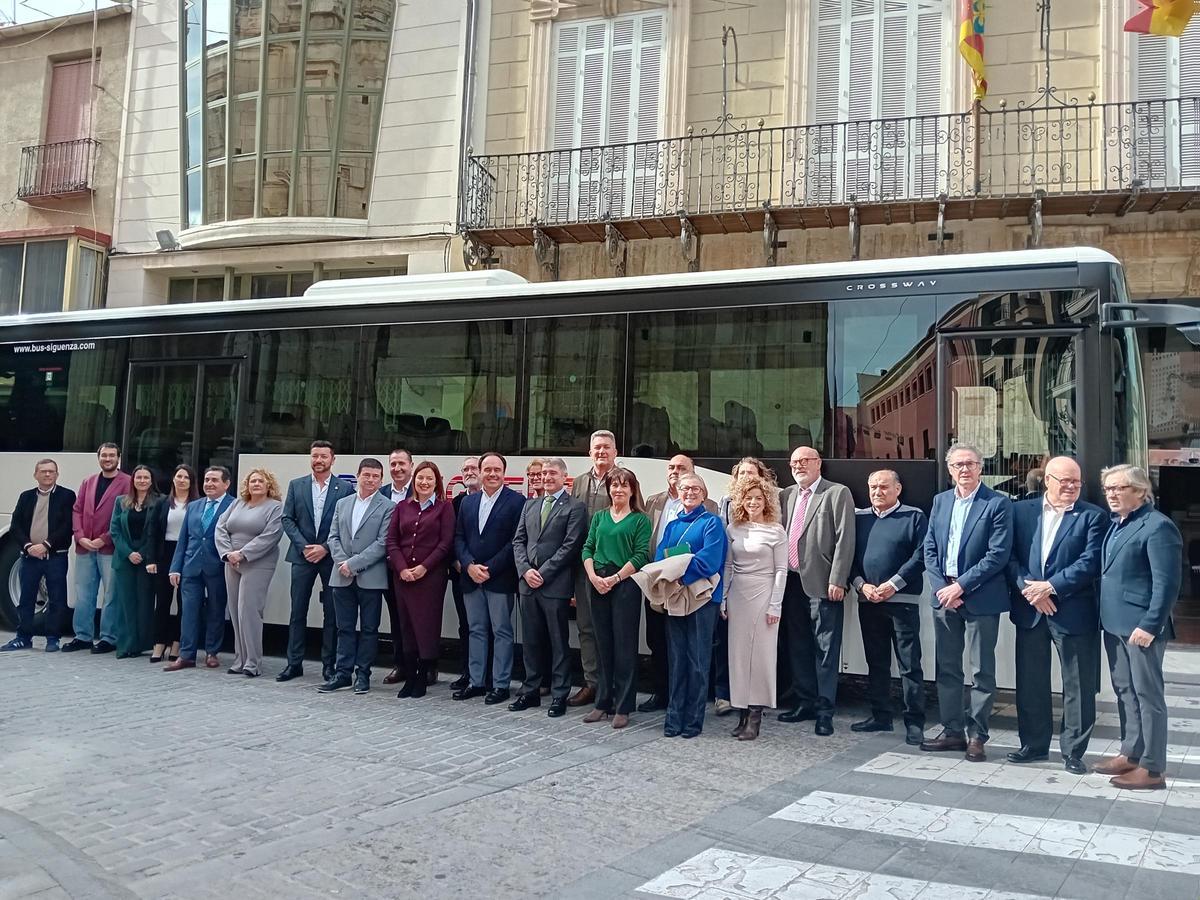 Alcaldes y concejales que asistieron a la presetación oficial