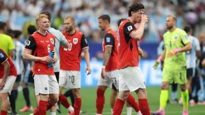 DALLAS, TEXAS - JUNE 22: Michael Gregoritsch #11 of Austria takes on liquid during a hydration brea during the FIFA World Cup 2026 Group J match between Argentina and Austria at Dallas Stadium on June 22, 2026 in Dallas, Texas. Michael Steele/Getty Images/AFP (Photo by MICHAEL STEELE / GETTY IMAGES NORTH AMERICA / Getty Images via AFP)