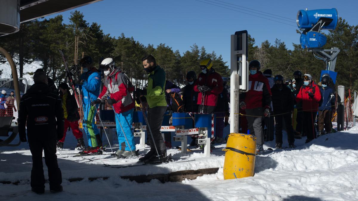 A pesar de que pocas veces hay nieve, la estación de montaña de Manzaneda es un recurso turístico importante en el interior de Ourense.