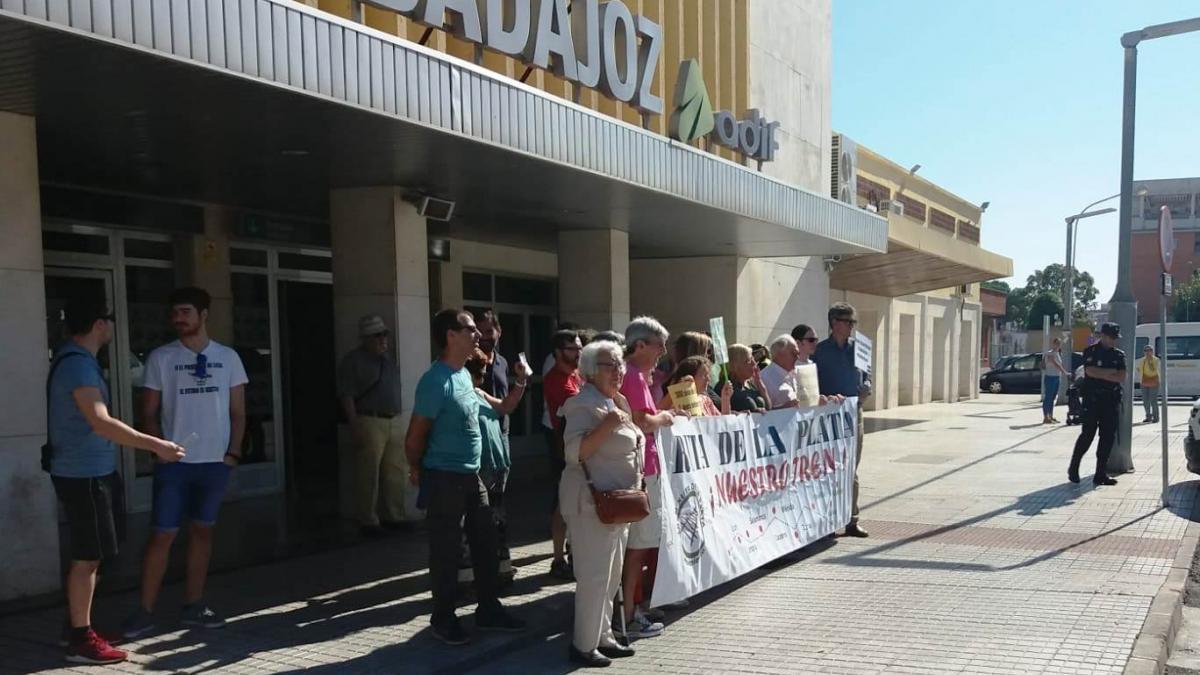 Concentraciones en cinco estaciones extremeñas en defensa del tren convencional