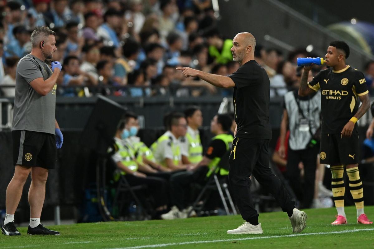 HONG KONG (China), 01/08/2026.- Manchester City's manager Enzo Maresca (C) gestures during the pre-season friendly match between Manchester City and Inter Milan in the Hong Kong Football Festival 2026 at the Kai Tak Stadium in Hong Kong, China, 01 August 2026. (Futbol, Amistoso) EFE/EPA/WUN SUEN