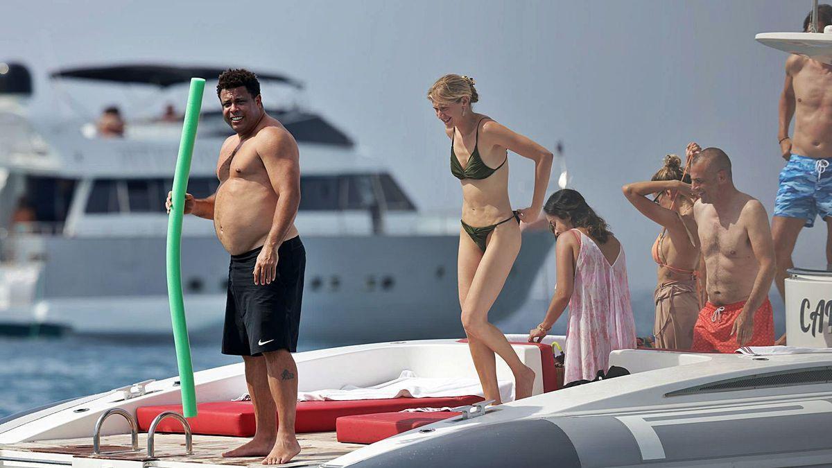 Ronaldo Nazario y su pareja, Celine Locks, en un yate en aguas de Ibiza. GTRES