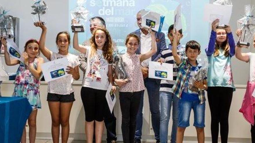 Los participantes en el concurso de fotografía recogieron sus premios.