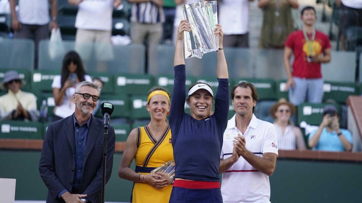 Paula Badosa, con el trofeo de ganadora de Indian Wells