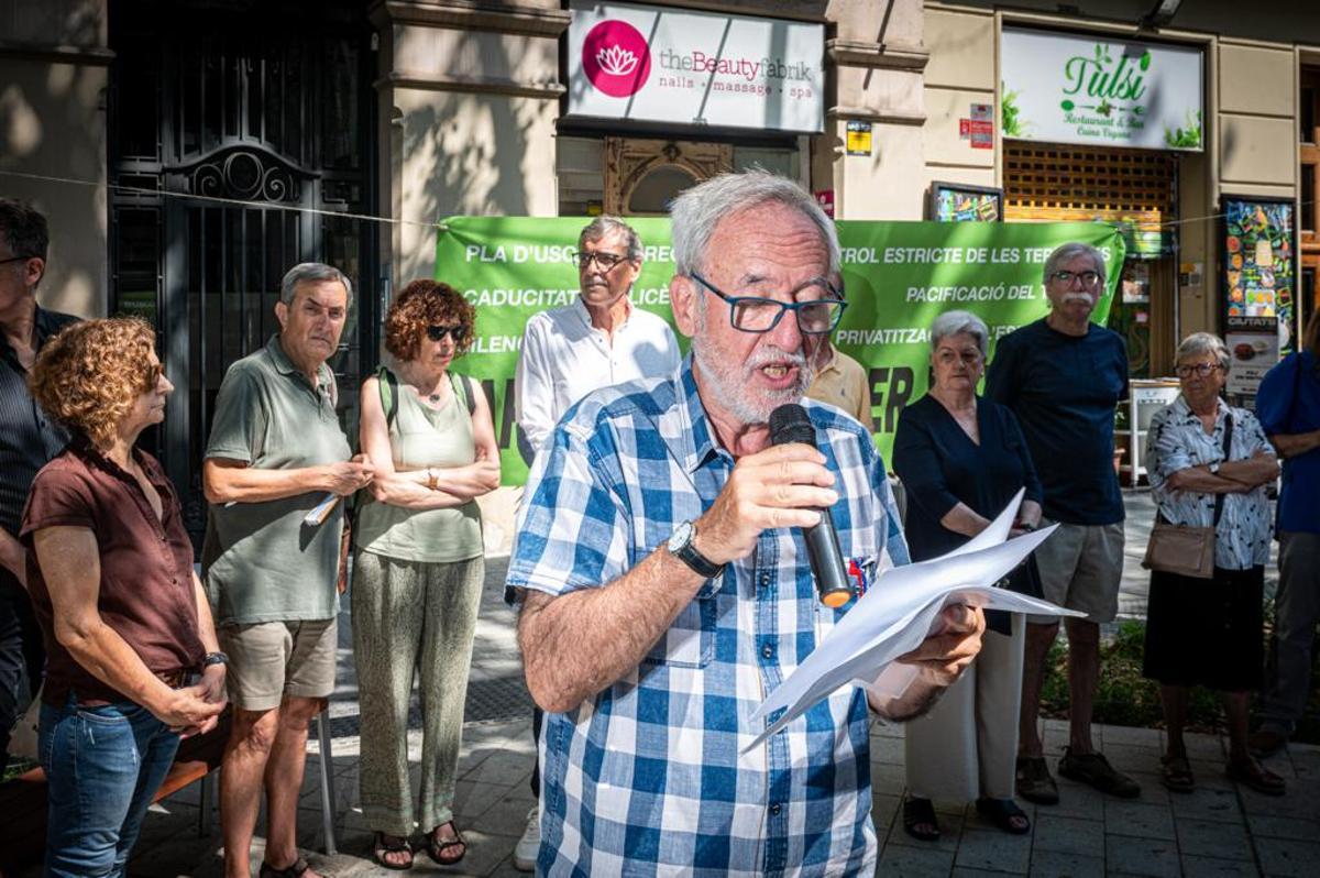 El vicepresidente de la Asociación de Vecinos de l'Esquerra de l'Eixample, Xavier Riu, en un acto para urgir medidas al nuevo gobierno de Barcelona.