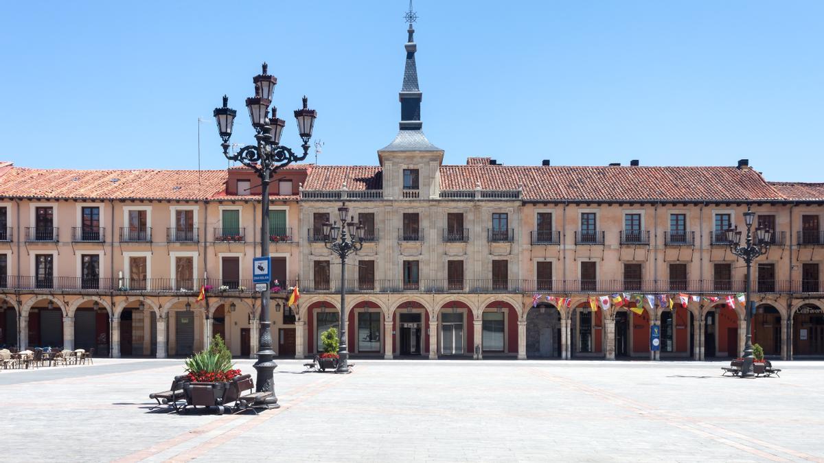 La Plaza Mayor de León se encuentra a pocos metros de la catedral.