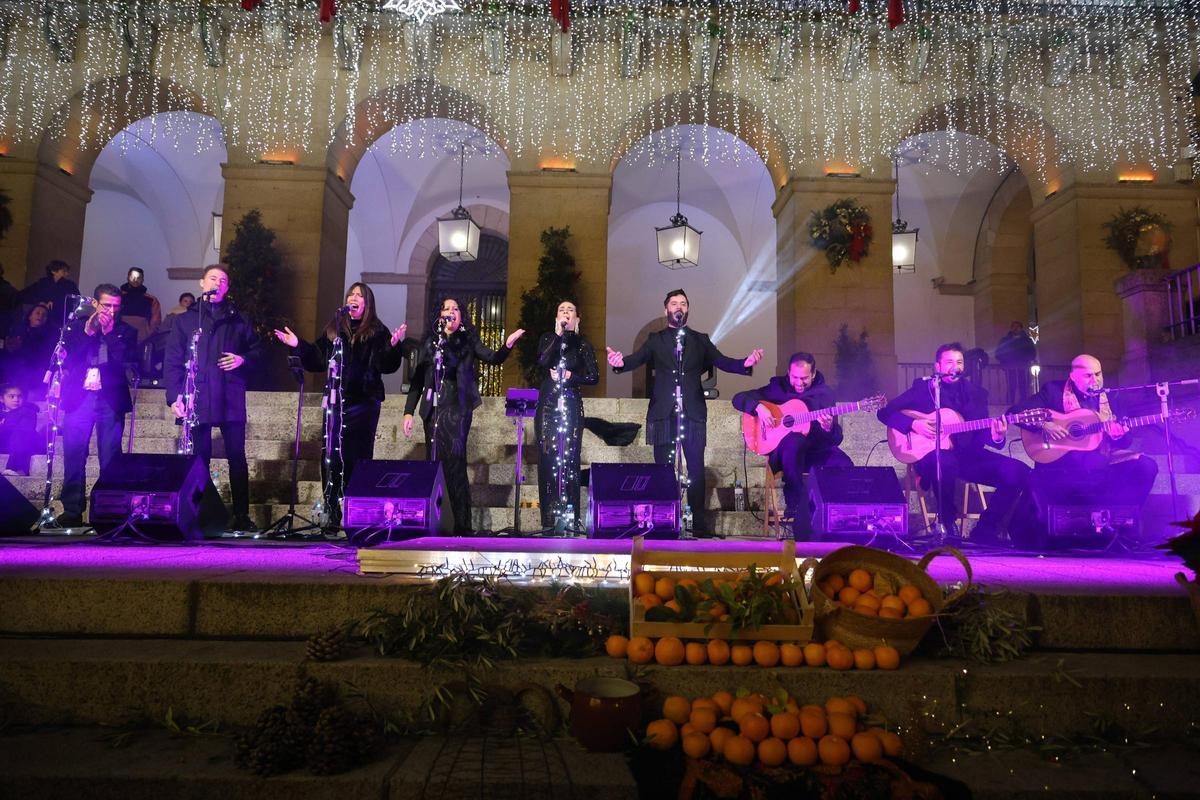 Fotogalería | Así ha sido la multitudinaria Zambombá flamenca en la plaza Mayor de Cáceres