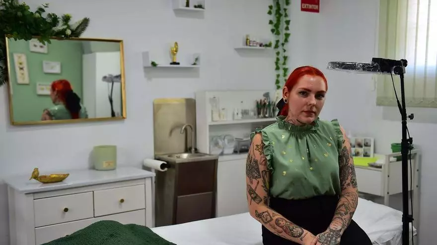 Vídeo | María Stasieluk, tatuadora que reconstruye la aerola del pezón a mujer que han pasado por un cáncer de mama