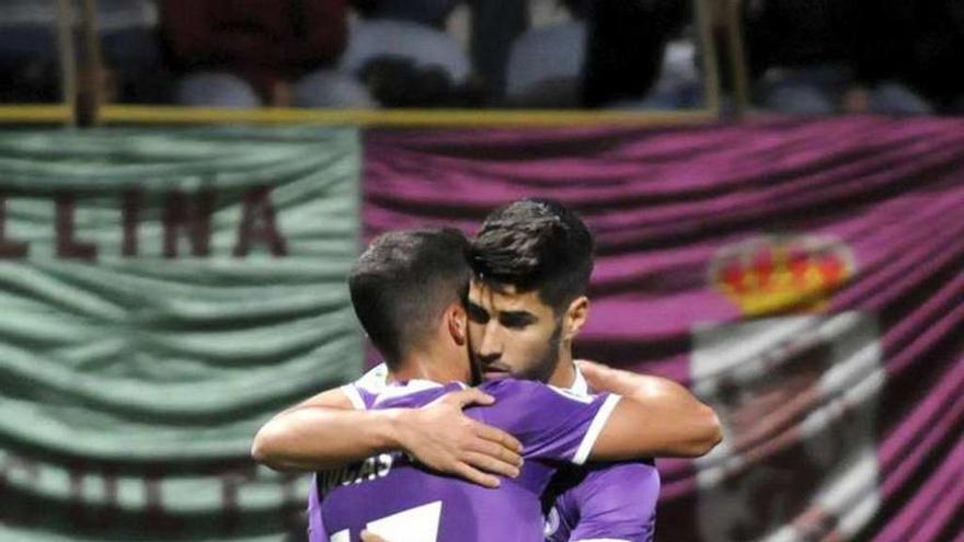 Lucas Vázquez y Asensio se abrazan tras un gol. // Efe
