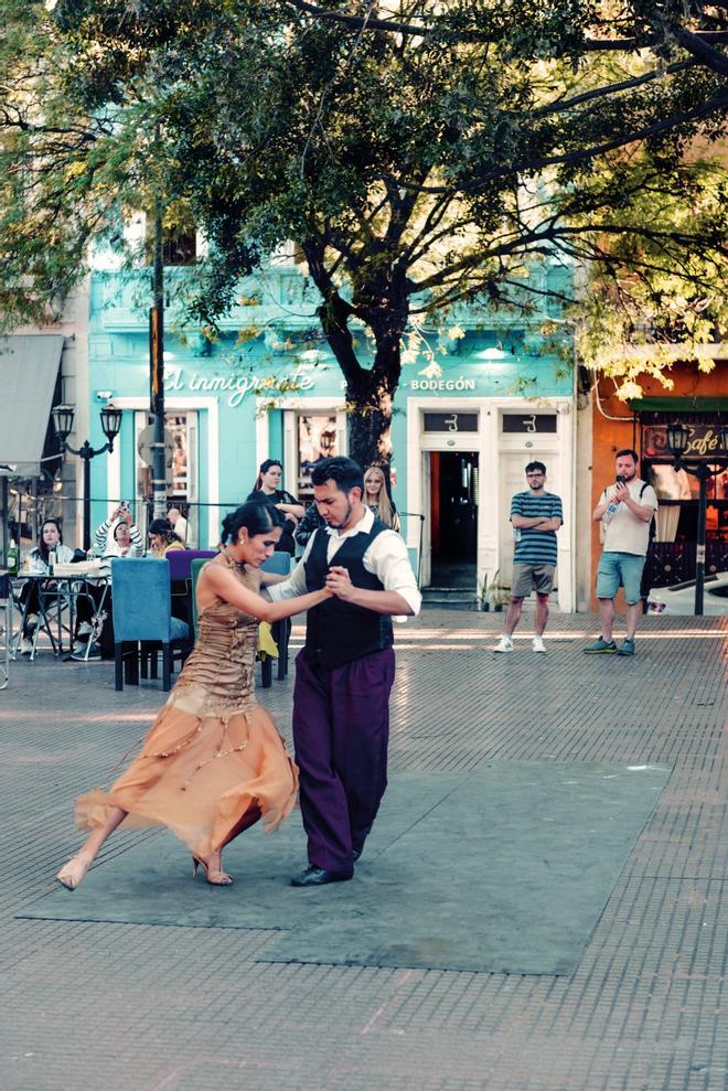 Bailando tango en Plaza Dorrego