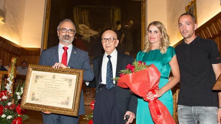 Juan Aznar, segundo por la izquierda, recibió de manos del alcalde de Caravaca, José Caravaca, una placa conmemorativa.