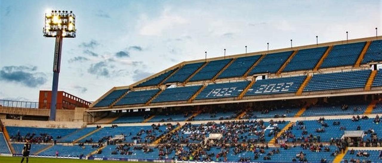 Panorámica de la grada del José Rico Pérez sin una gran presencia de público.