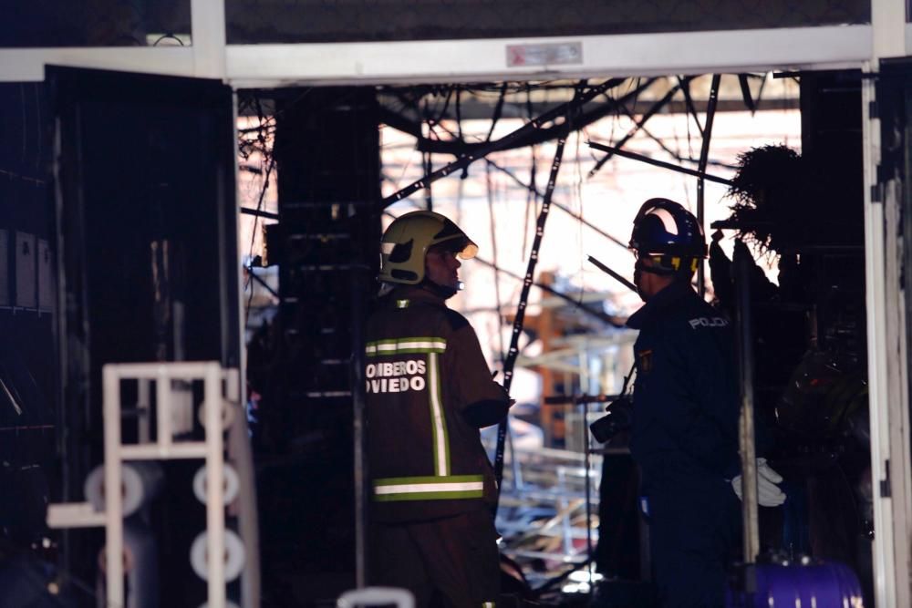 Policía científica y bomberos de Oviedo participan en la investigación que trata de esclarecer las causas del incendio de Pumarín.