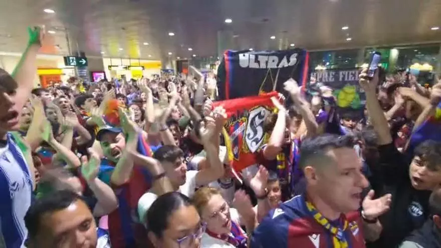 La marea granota en el aeropuerto de Manises.