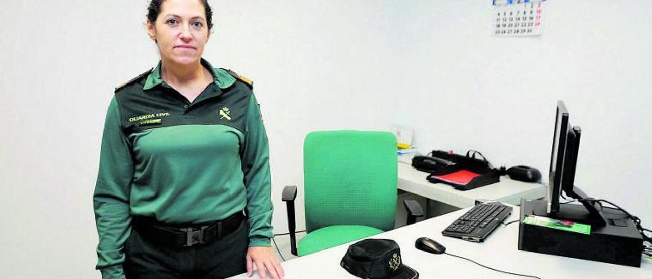 La jefa del Equipo Mujer Menor (Emume) de Balears en el cuartel de la Guardia Civil de Eivissa en 2019. | J. A. RIERA