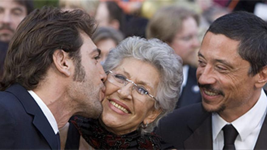 Pilar Bardem, en una foto de archivo, con sus hijos Javier y Carlos.