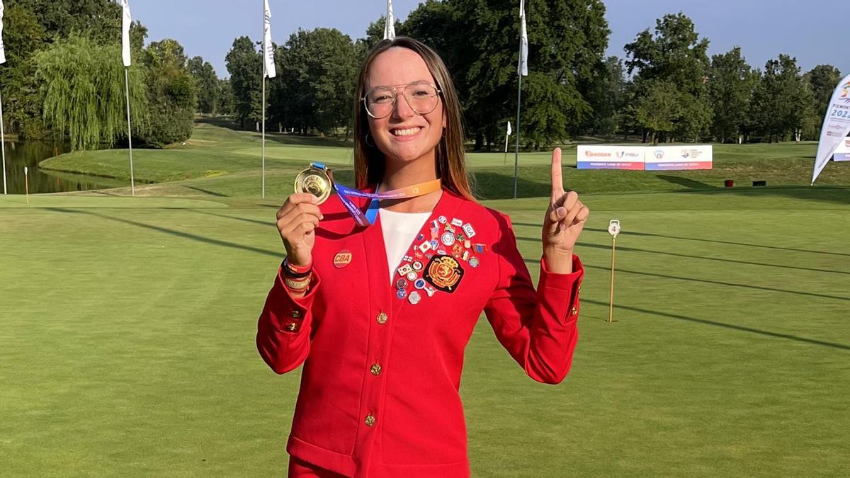 Carla Tejedo posa orgullosa con su medalla de campeona universitaria.