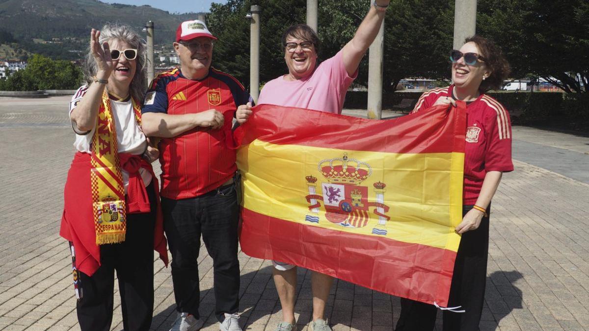 Por la izquierda, Pelayo Álvarez y Blanca González, en Avilés; Nati González, Fernando Muñiz, Yayo Rodríguez y María Álvarez, en Oviedo; Regina de Friera y Marina González, en A Coruña. | LNE