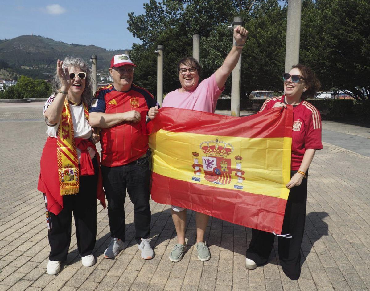 Por la izquierda, Pelayo Álvarez y Blanca González, en Avilés; Nati González, Fernando Muñiz, Yayo Rodríguez y María Álvarez, en Oviedo; Regina de Friera y Marina González, en A Coruña. | LNE