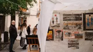 Un domingo en el 'Montmartre madrileño', la exposición de pintores escondida al lado de la Plaza Mayor