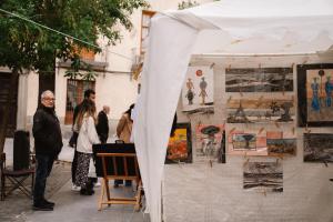 Vista de la exposición de pintores que se celebra cada domingo en Madrid en la Plaza del Conde de Barajas. Alba Vigaray / PI Studio