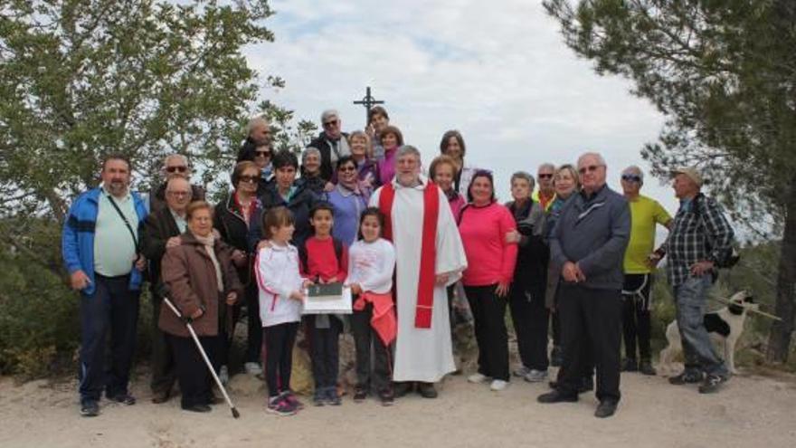 Bendición de la remodelada cruz de la Llacuna