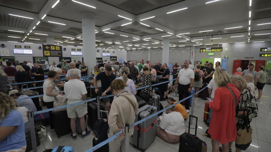 Los pasajeros de Son Sant Joan aguantan más de seis horas de espera para poder embarcar en el avión