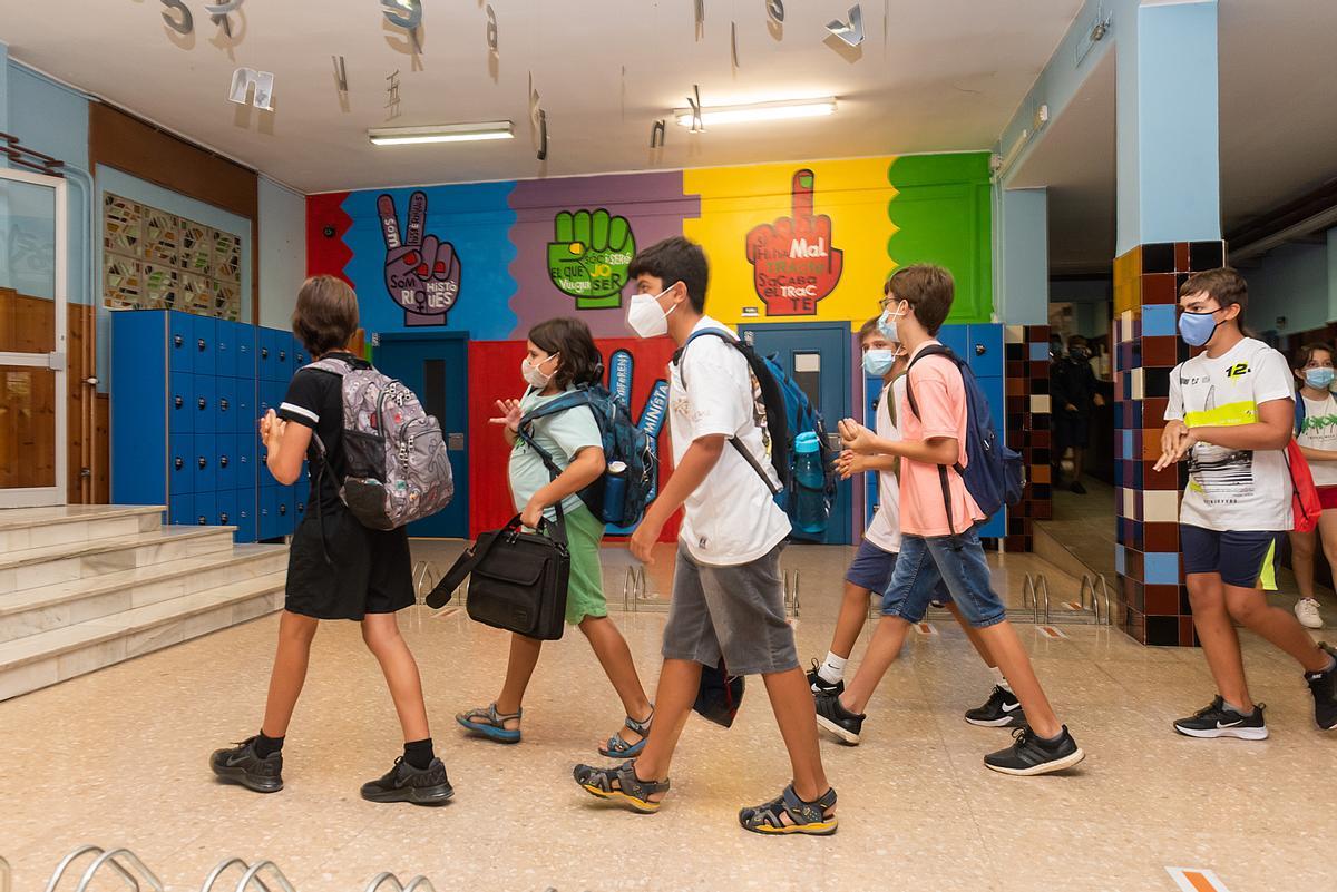 Los alumnos del Institut Joan Oró de Lleida se disponen a entrar en clase.