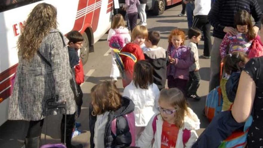 Alumnos del Villapendi, en la parada del transporte escolar.