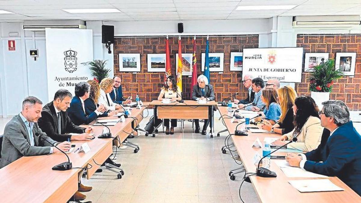La alcaldesa de Murcia en El Esparragal, pedanía de la que es oriunda, junto a su padre, en su primera Junta de Gobierno fuera de la Glorieta.