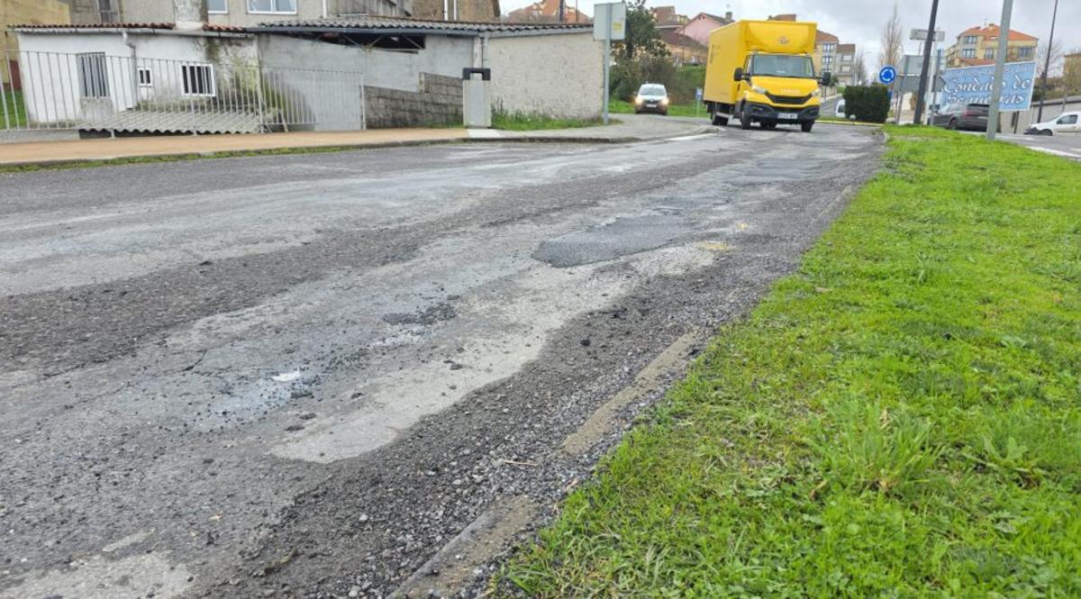 Tramo bacheado ayer en la Rolda Leste. | XPONTE