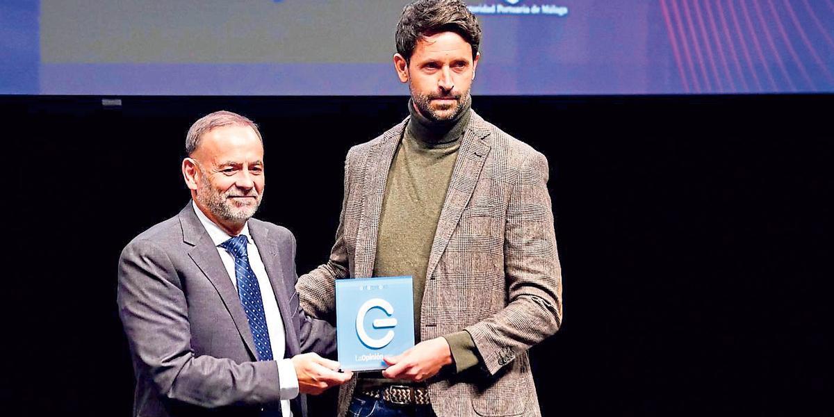Juan Carlos Rubio, de la UMA, entregó el Premio a Andrés Martínez, de iUrban.