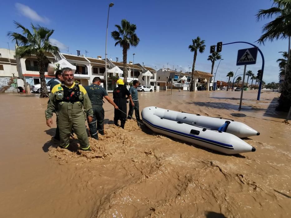 Efectivos de bomberos y de la Unidad Militar de Emergencias rescatan a vecinos en Los Alcázares