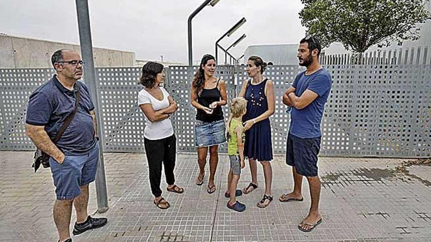 Varios padres protestaron ayer frente a la &#039;escoleta&#039;.